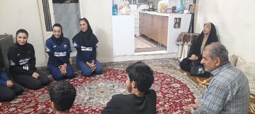 دیدار جمعی از اعضای تیم ملی والیبال بانوان با خانواده‌های مددجو در ری