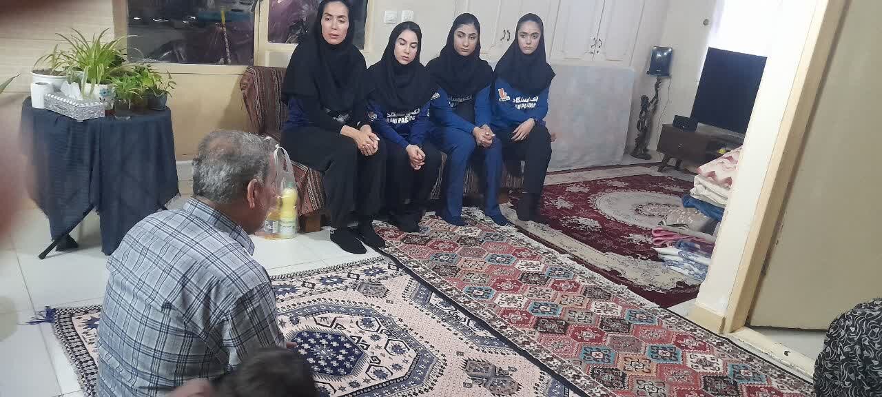 دیدار جمعی از اعضای تیم ملی والیبال بانوان با خانواده‌های مددجو در ری