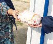 توزیع ۷۰ کیلوگرم گوشت مرغ گرم میان ایتام و محسنین تحت حمایت کمیته امداد فولادشهر