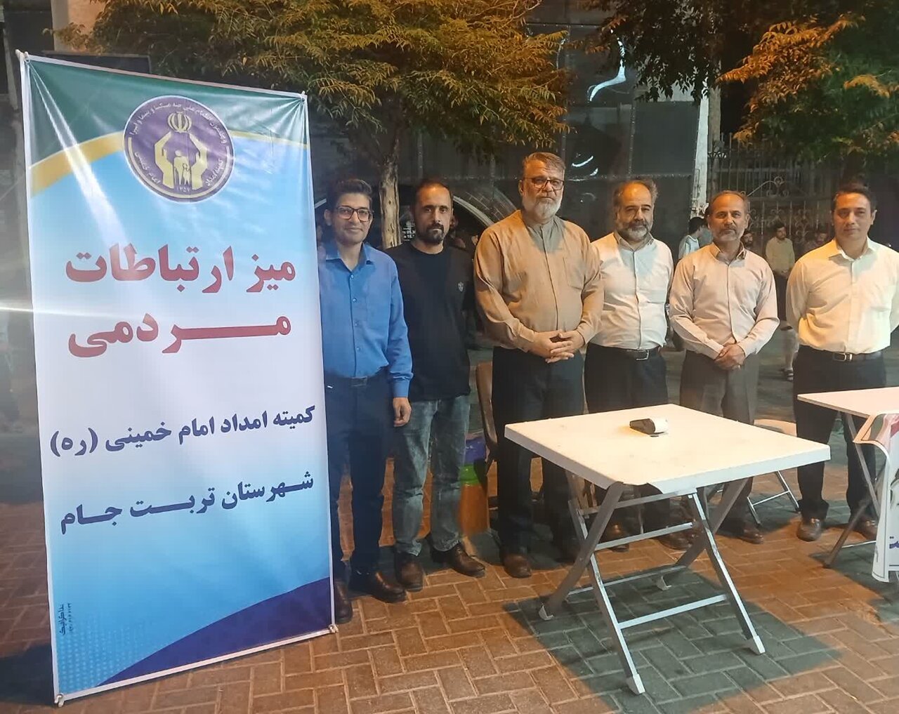 برپایی میز ارتباطات مردمی کمیته امداد در جمع مردم تربت‌جام