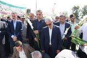 مدیرکل کمیته امداد استان قزوین دوشادوش سایر مدیران استانی با حضور در مزار شهدا به استقبال آغاز هفته دولت رفت .