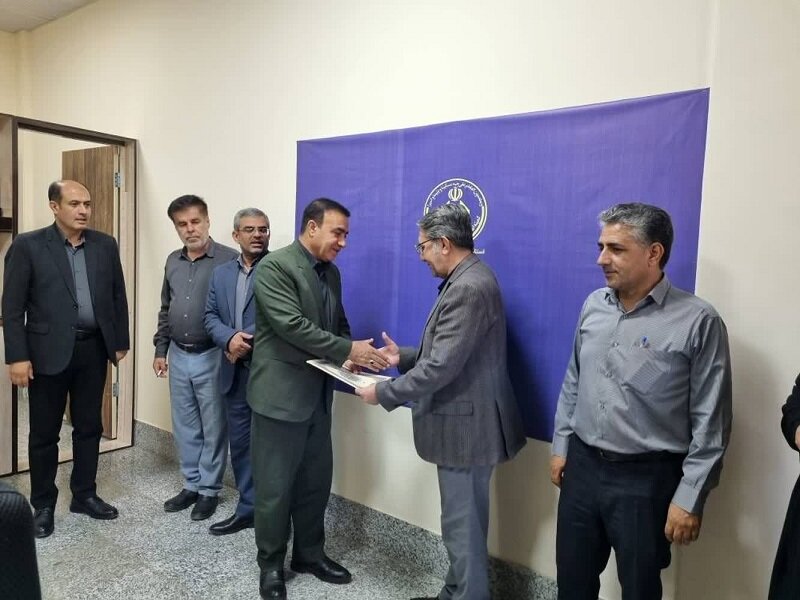 تجلیل مدیرکل کمیته امداد کهگیلویه و بویراحمد از پزشک مجموعه به مناسبت روز پزشک