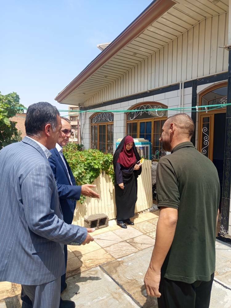 دیدار چهره‌به‌چهره مدیرکل کمیته امداد ایلام با مددجویان چرداولی در میز خدمت هفته دولت
