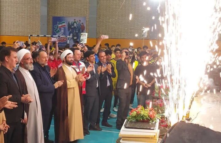 نخستین دوره مسابقات کشوری المپیاد «ایران قهرمان» در رشته فوتسال پسران، تحت حمایت کمیته امداد امام خمینی (ره)، با میزبانی استان سمنان