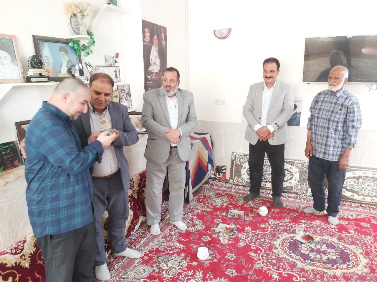 دیدار رئیس کمیته امداد بجستان با خانواده شهید علوی