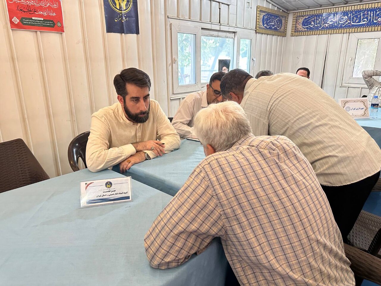 برپایی میز خدمت کمیته امداد استان تهران در میعادگاه نماز جمعه پایتخت/ پاسخگویی مستقیم مدیرکل کمیته امداد استان تهران به دغدغه‌های شهروندان