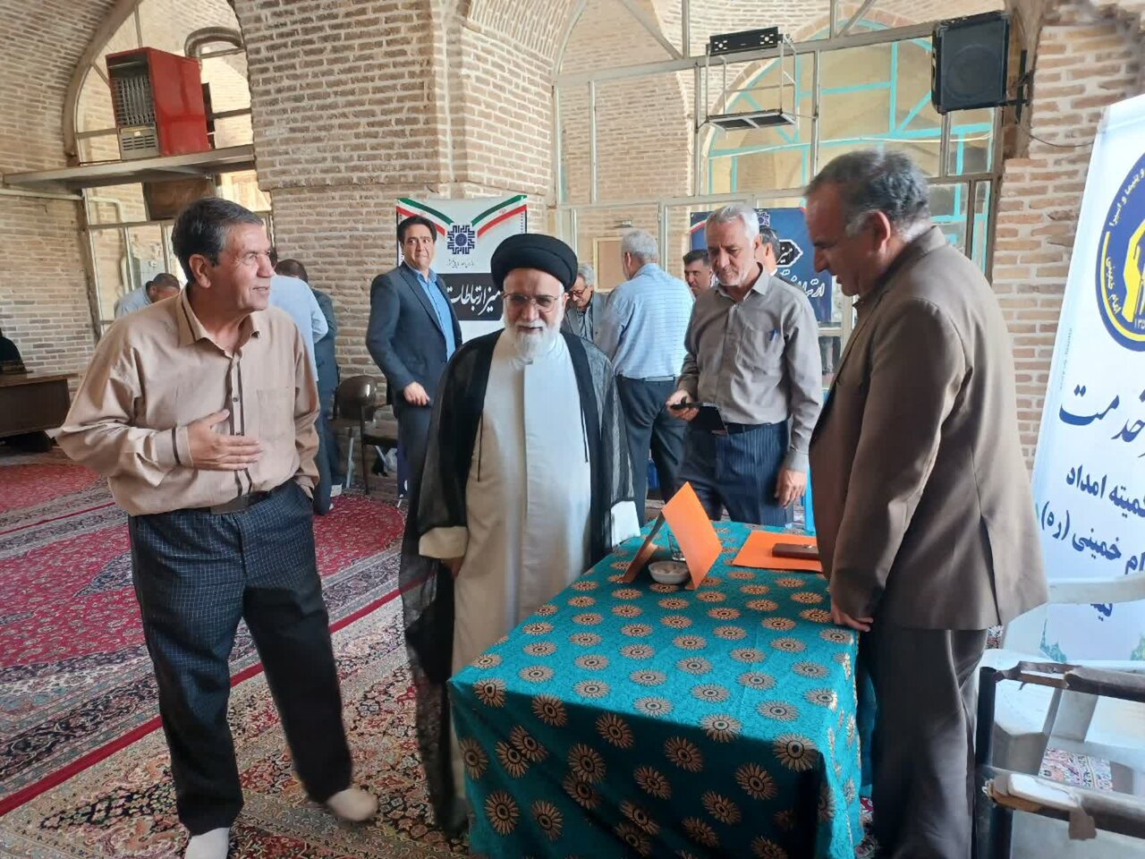 برپایی میز ارتباطات مردمی کمیته امداد در مسجد جامع نیشابور