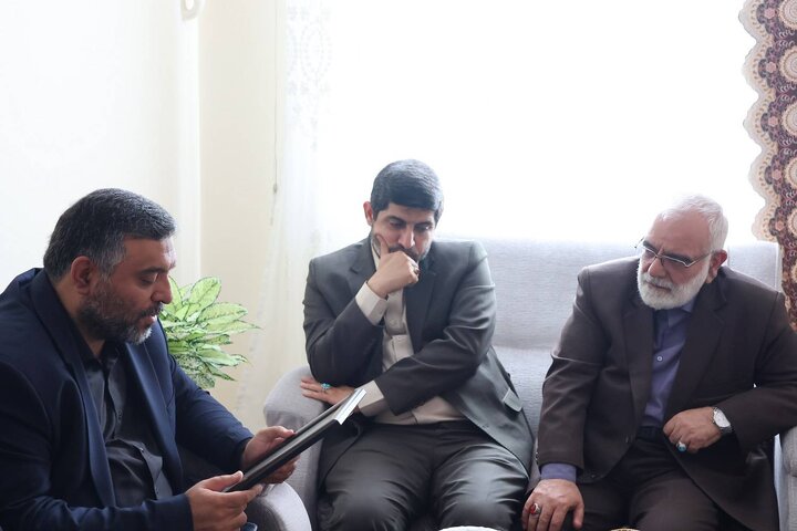 دیدار رئیس کمیته امداد با خانواده شهید مهدویان