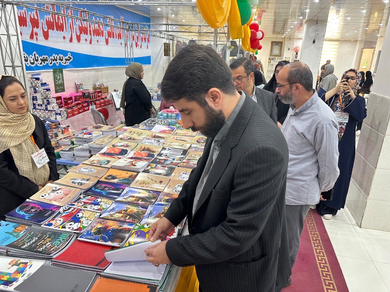 بازدید مدیرکل کمیته امداد استان تهران از جشنواره نوشت‌افزار مؤسسه «پدر مهربان بقیع» / تأکید بر عدالت در توزیع بسته‌های تحصیلی