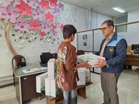 ۱۱۸ بسته تحصیلی به فرزندان معنوی خود در استان اصفهان
