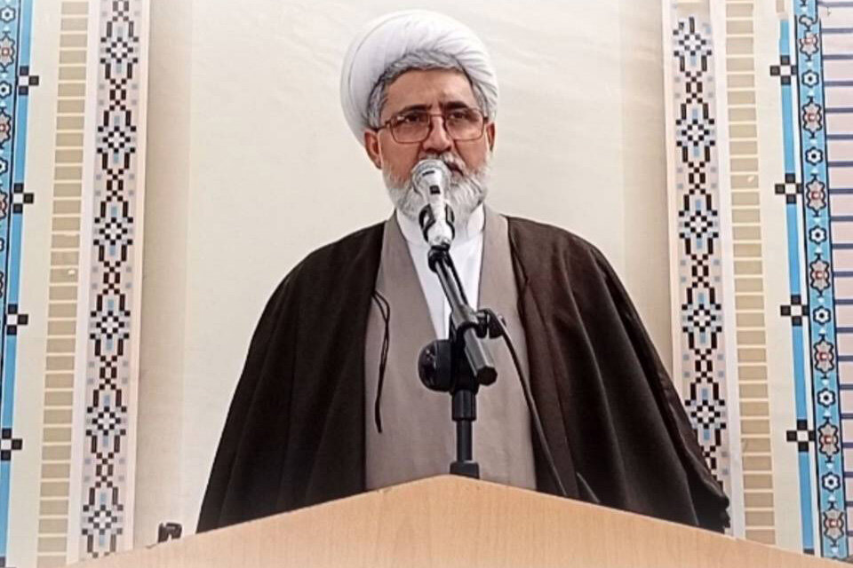 دعوت امام جمعه بستک از خیرین برای حمایت از دانش‌آموزان نیازمند در جشن عاطفه‌ها / اهدای 700 بسته تحصیلی  دانش آموزان نیازمند با مشارکت خیرین