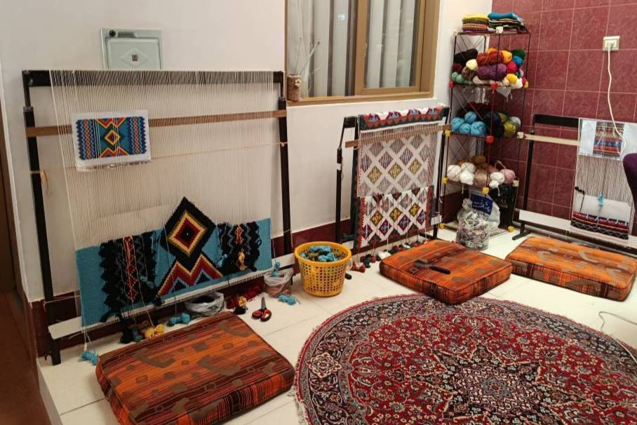 تولید ۳۲۰۰ متر مربع فرش و گلیم دست‌ باف توسط مددجویان البرزی در سال ۱۴۰۴