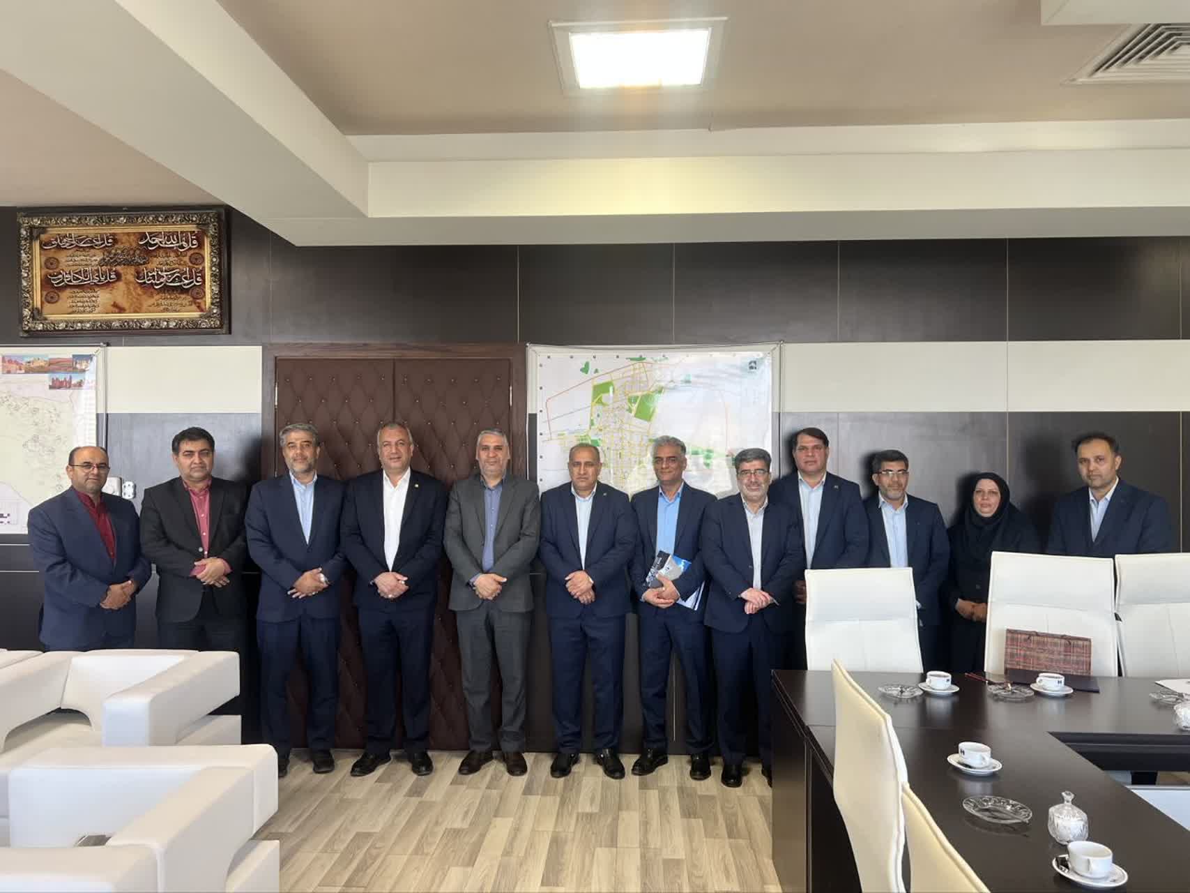 دیدار مدیرکل کمیته امداد خراسان‌جنوبی با مدیر بانک صادرات استان 