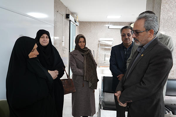 دیدار مدیرکل و امدادگران بسیجی کمیته امداد اردبیل با خانواده جانباز «جنگ رمضان»
