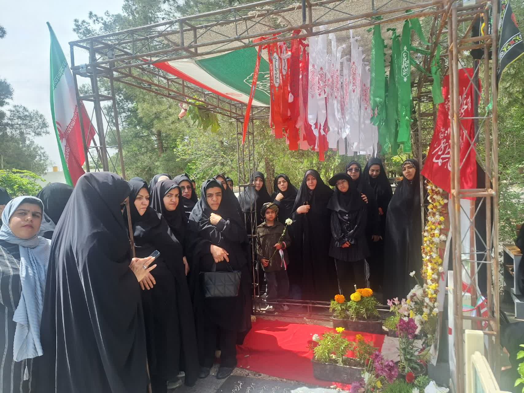 تجدید میثاق زنان سرپرست خانوار تحت حمایت کمیته امداد فلاورجان با شهدا و اهدای بسته های معیشتی