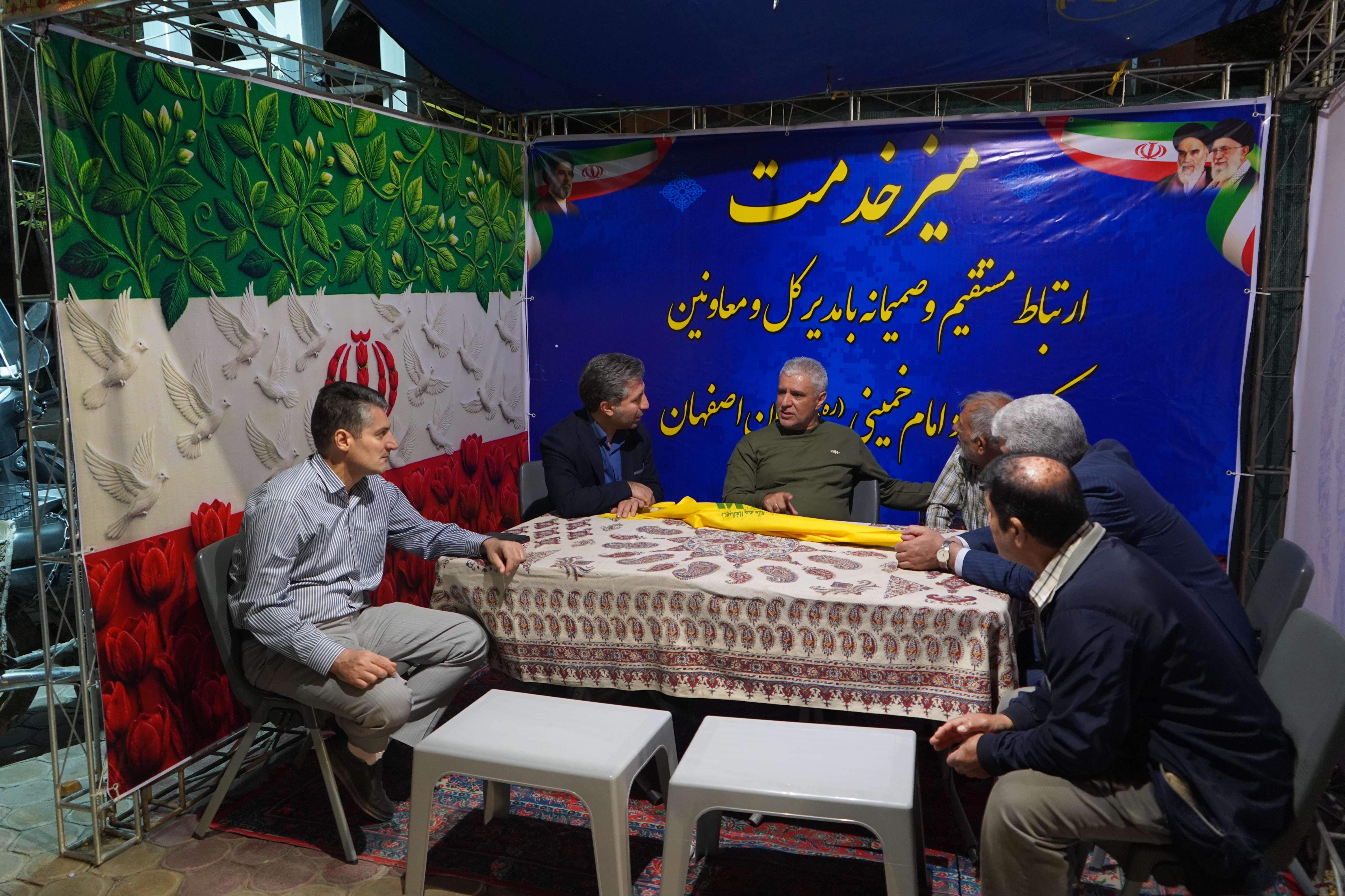 خدمت‌رسانی شبانه کارکنان کمیته امداد به مردم در قالب قرارگاه ایران همدل