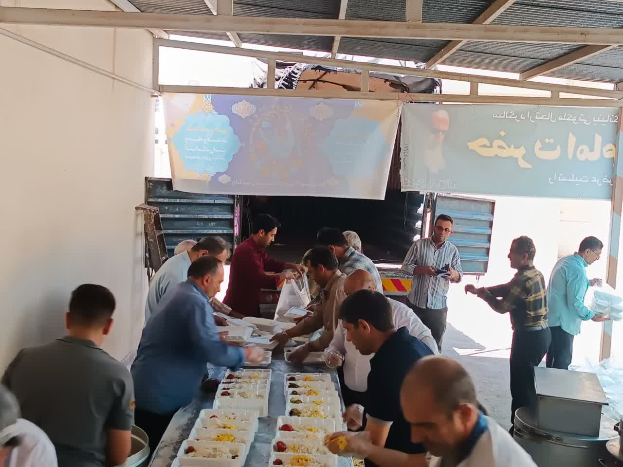 توزیع ۲۵۰۰ پرس چلوکباب در ایام غدیر بین مددجویان کمیته امداد برخوار