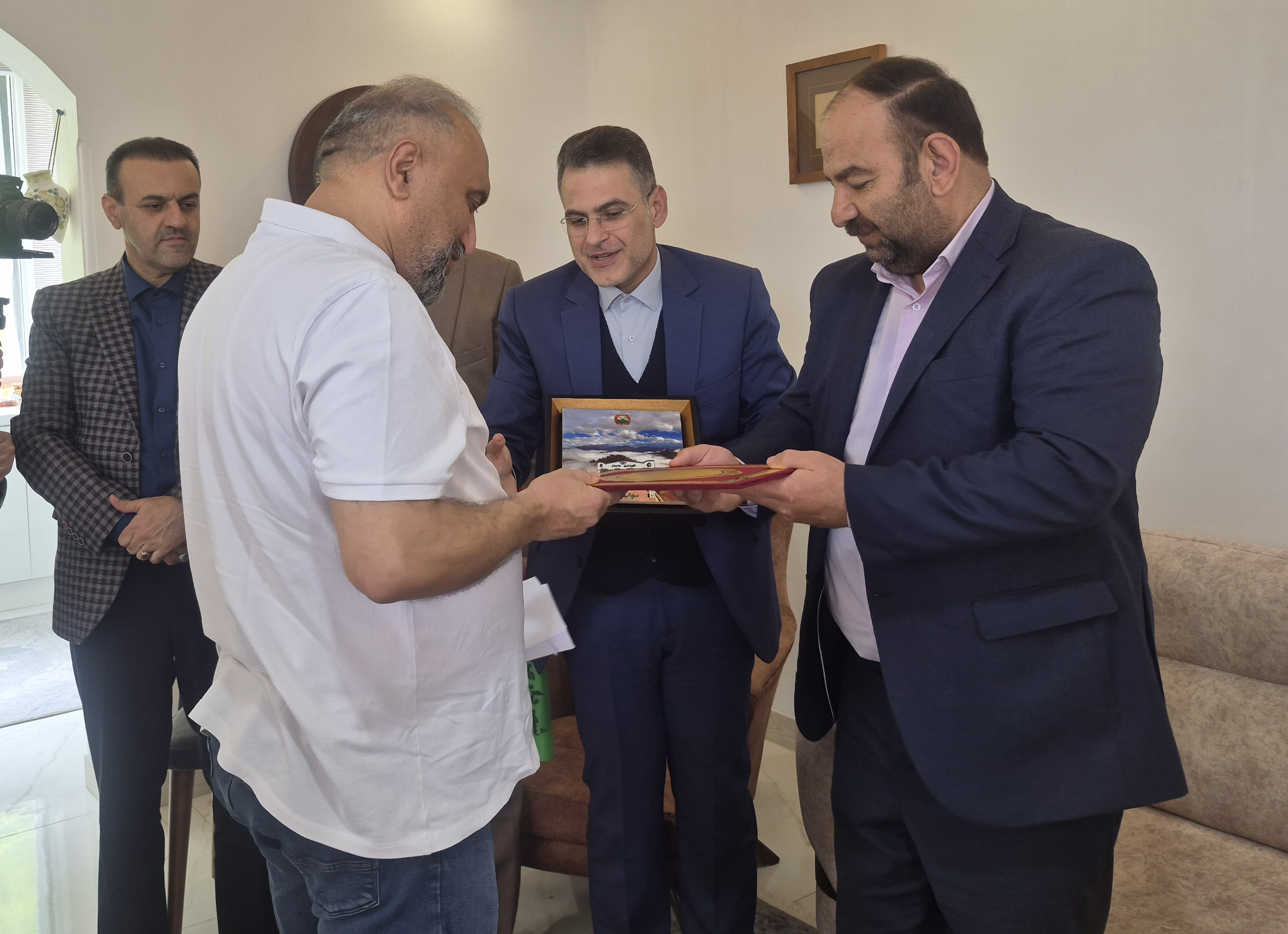 اعطای لوح شهروند افتخاری شهرستان ماسال به یکی از خیّرین کشوری کمیته امداد