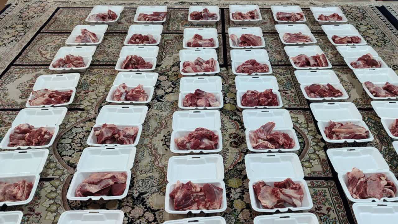 اهدای 70 بسته گوشت گرم گوسفندی به خانواده های معزز ایتام حاجی آبادی