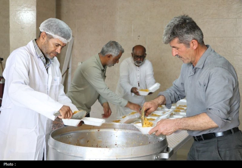 توزیع ۸۵۰۰ پرس غذای گرم در رودان با اجرای پویش «اطعام حسینی»