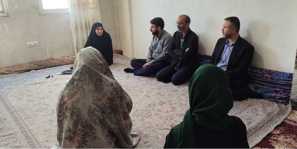 دیدار مدیرکل کمیته امداد استان تهران با یکی از خانواده‌های ایتام در پردیس