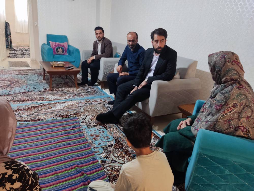 دیدار مدیرکل کمیته امداد استان تهران با خانواده مددجو در چهاردانگه