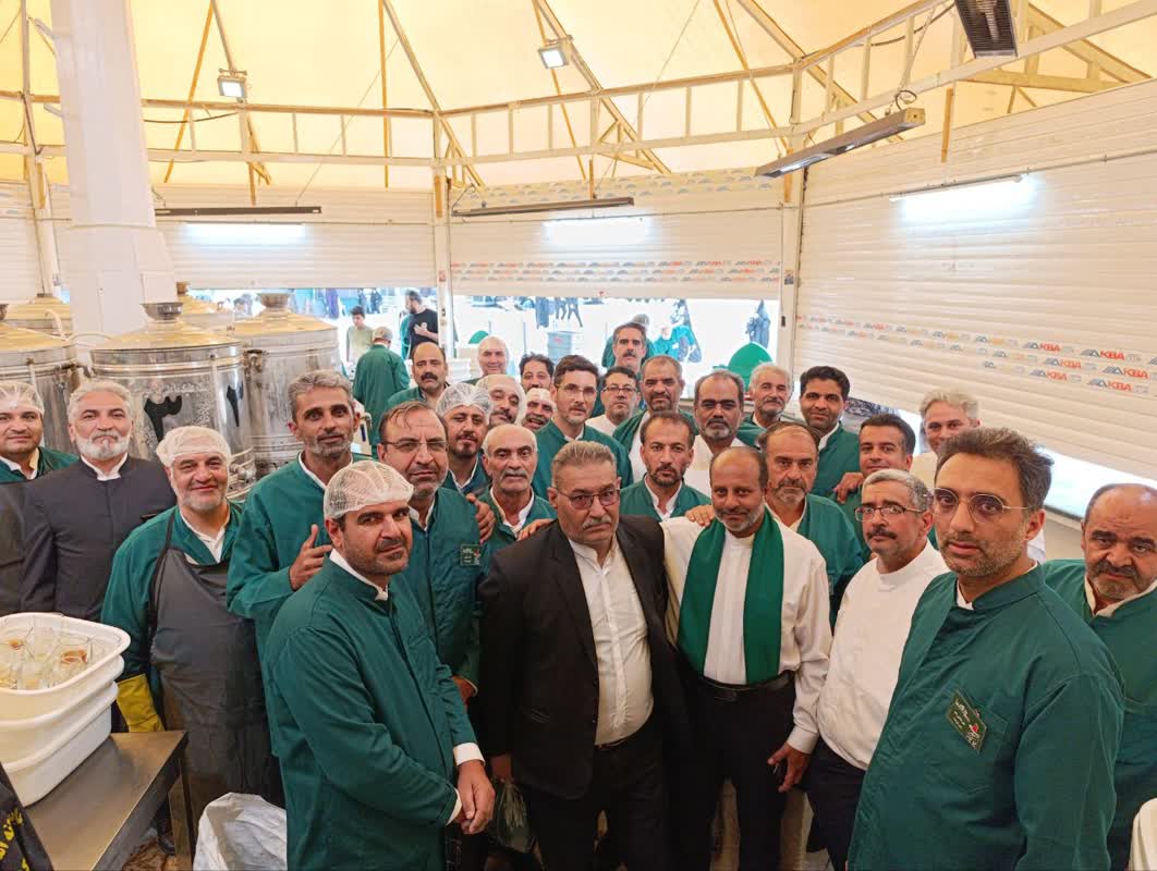 40 امدادگر یزدی در خدمت زائران امام رضا (ع) در چایخانه‌ی حرم