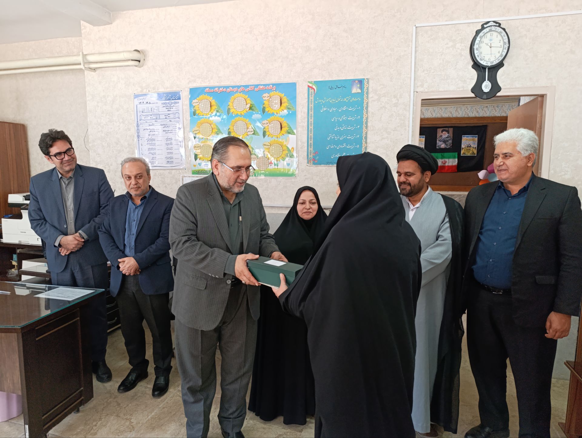 تجلیل کمیته امداد یزد از معلمان حامی طرح اکرام در هفته معلم