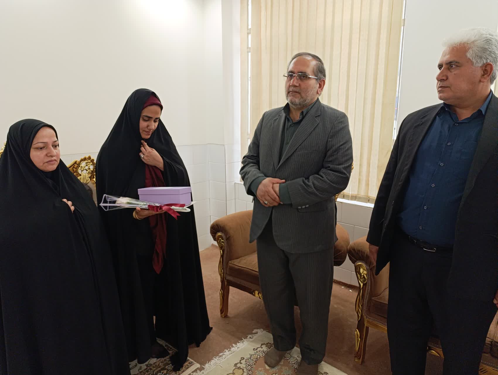 تجلیل مدیرکل کمیته امداد یزد از ایثارگری خانواده شهید جنگ ۱۲ روزه