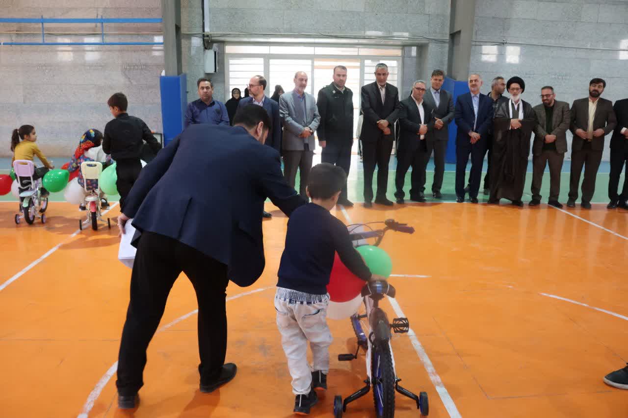 اهدای ۳۰ دستگاه دوچرخه به دانش آموزان زنجانی