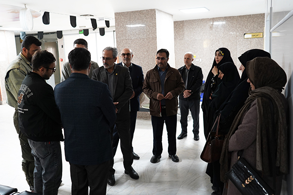دیدار مدیرکل و امدادگران بسیجی کمیته امداد اردبیل با خانواده جانباز «جنگ رمضان»