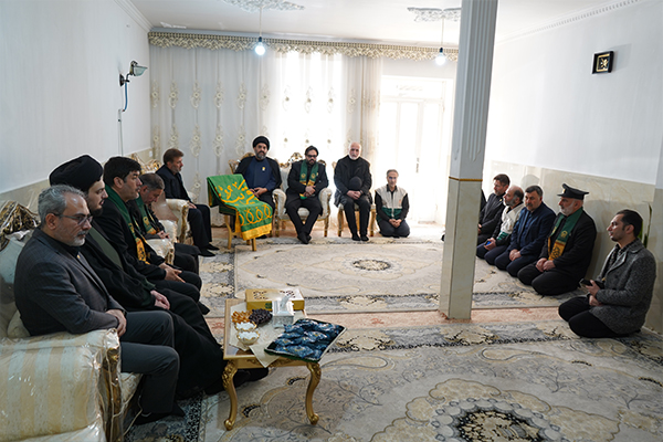 دیدار معنوی و حماسی با خانواده‌های شهدای «جنگ رمضان» همراه با پرچم متبرک رضوی