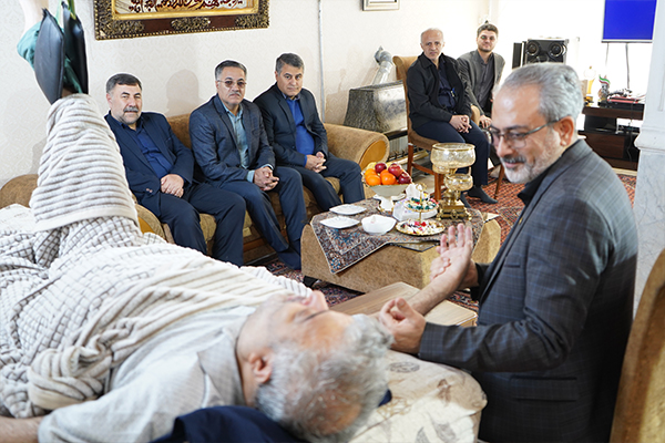 دیدار مدیرکل کمیته امداد اردبیل با جانباز ۷۰ درصد دفاع مقدس 