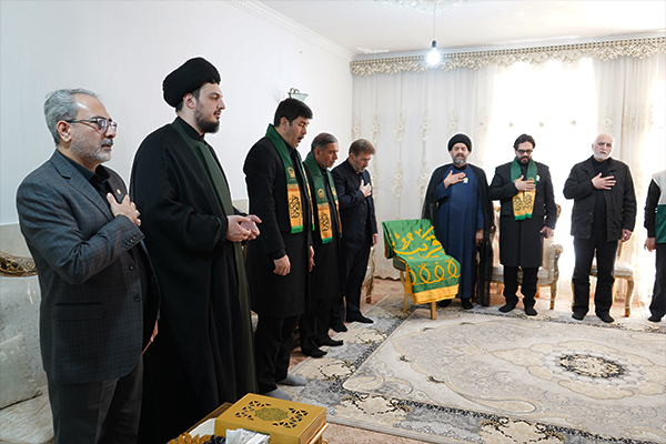 دیدار معنوی و حماسی با خانواده‌های شهدای «جنگ رمضان» همراه با پرچم متبرک رضوی