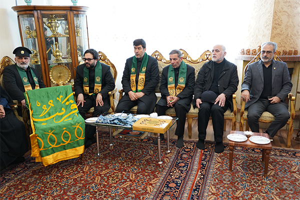 دیدار معنوی و حماسی با خانواده‌های شهدای «جنگ رمضان» همراه با پرچم متبرک رضوی